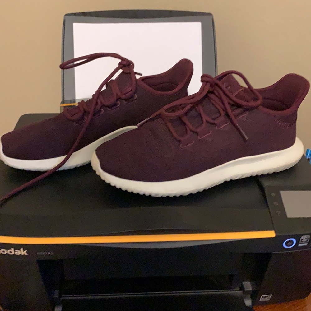 Tennis shoes
